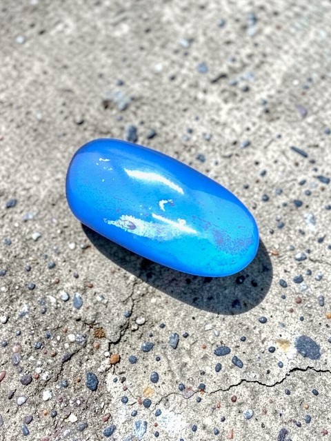 Galet ambre bleu d'Indonésie poli (Ref2)