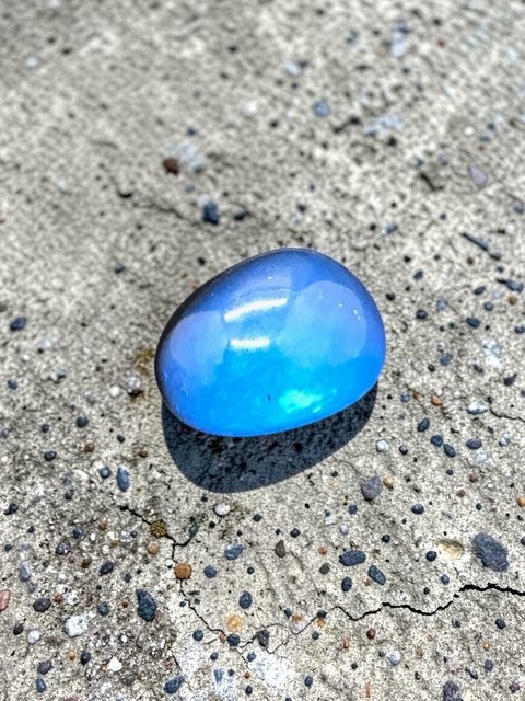 Galet ambre bleu d'Indonésie poli (Ref5)