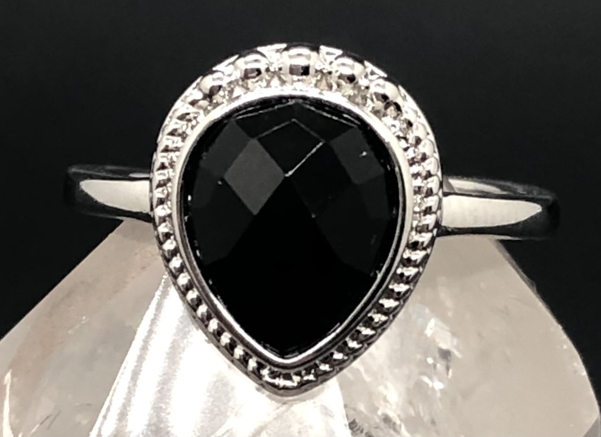 Bague Onyx noir facettée forme goutte (Collection Betty) – Image 2
