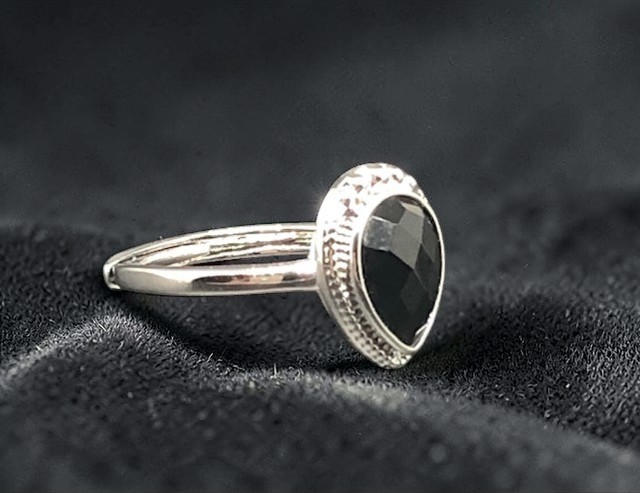 Bague Onyx noir facettée forme goutte (Collection Betty)