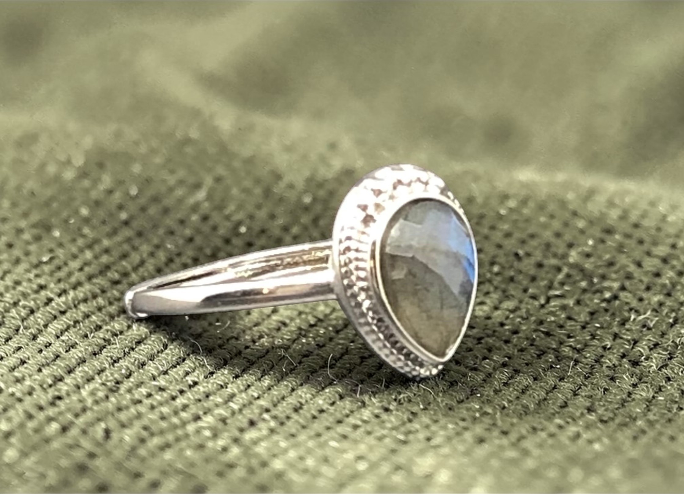 Bague Labradorite facettée forme goutte (Collection Betty)