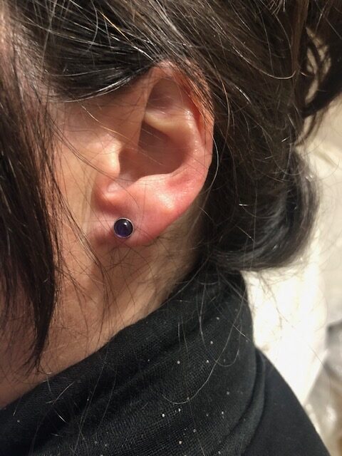 Boucles d'oreilles puces Lisa, améthyste – Image 4