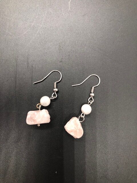 Boucles d'oreilles, pierres brutes et polies en quartz rose – Image 4