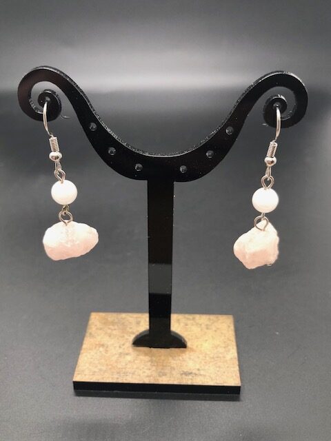 Boucles d'oreilles, pierres brutes et polies en quartz rose – Image 2