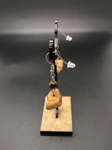 Boucles d'oreilles, œil de tigre, pierres brutes et polies – Image 3