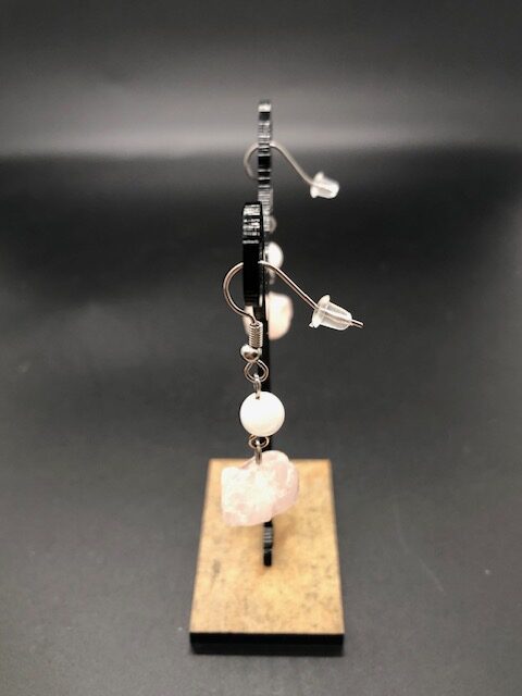 Boucles d'oreilles, pierres brutes et polies en quartz rose – Image 3