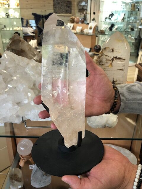 Quartz sur socle en fer forgé – Image 9