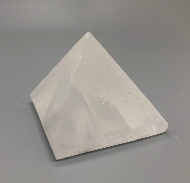 Pyramide en Sélénite – Image 4