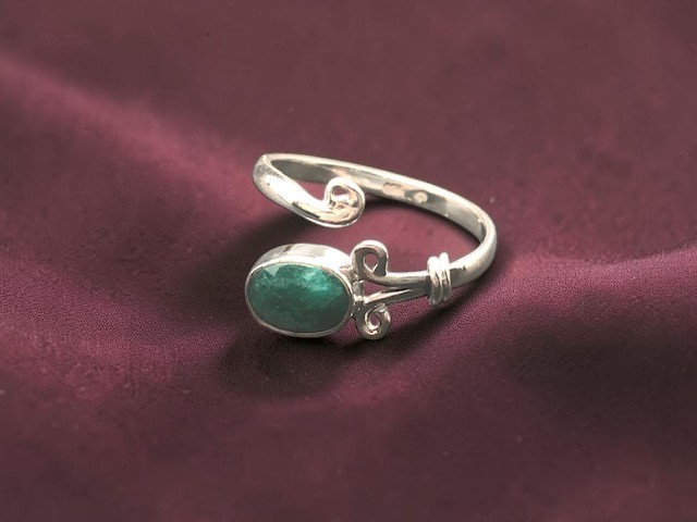 Bague argent 925, pierre facettée émeraude M02