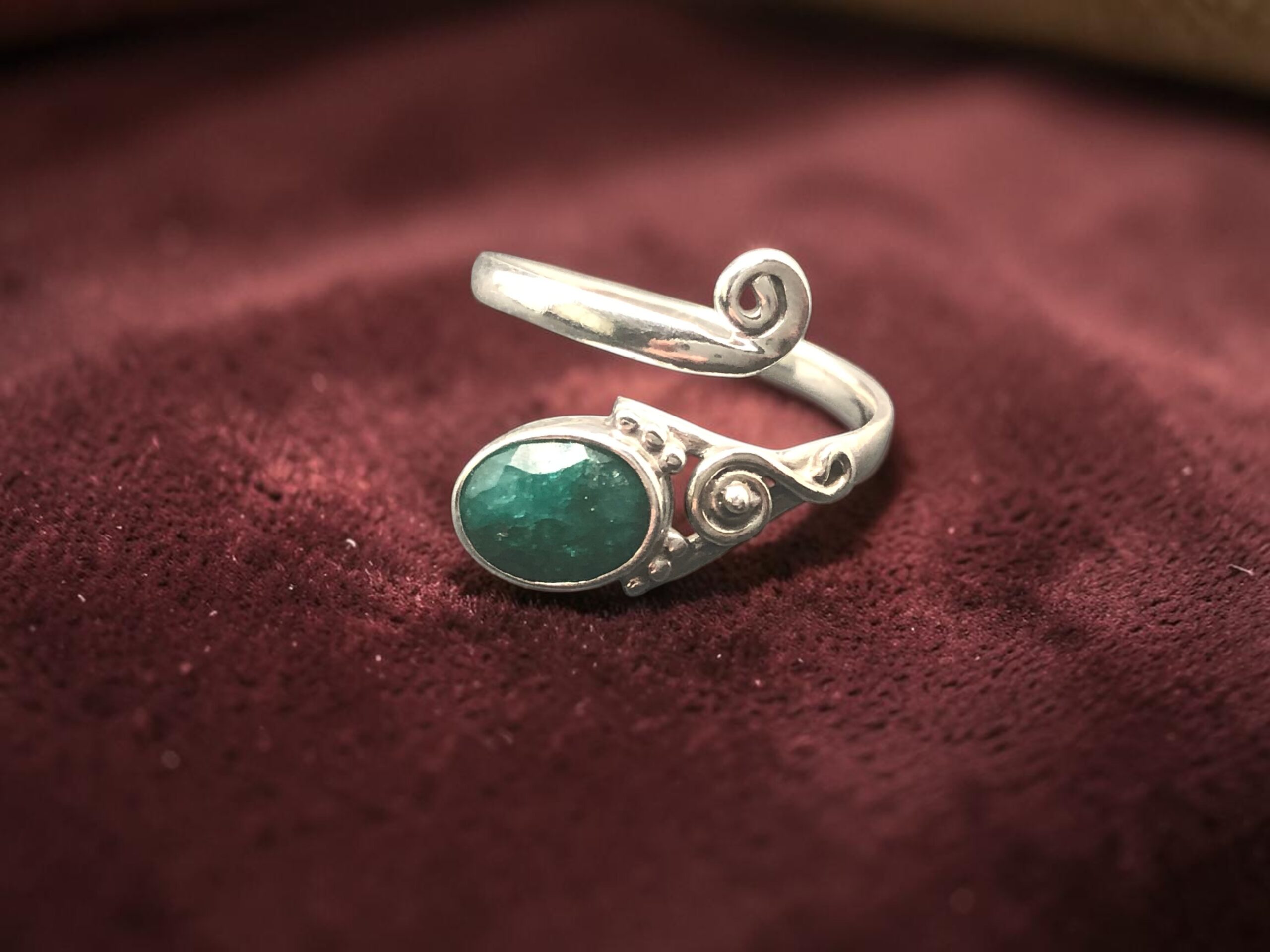 Bague argent 925, pierre facettée émeraude M01