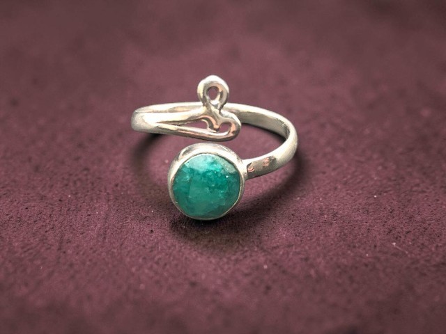 Bague argent 925, pierre facettée émeraude M03