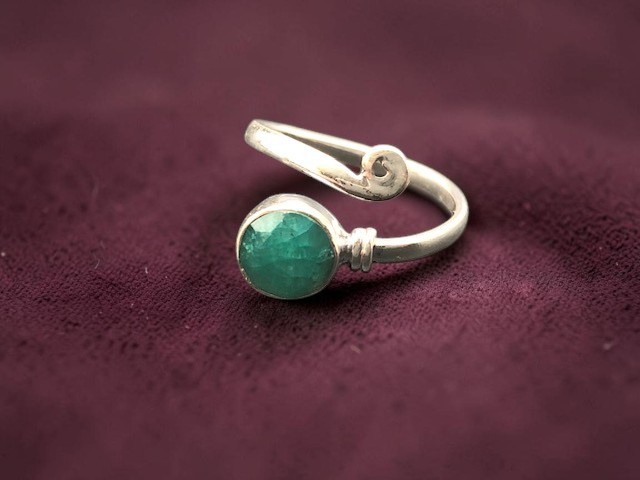 Bague argent 925, pierre facettée émeraude M04
